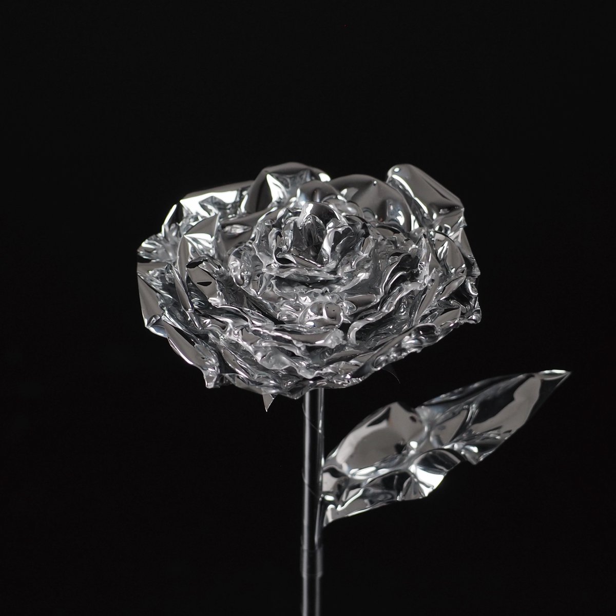 atsuki_design's tweet photo. 「端材に命を吹き込む2024」アップサイクル・コンペティション

「Reflower」
人工物であるリフェクスミラーを加熱することで生まれる動きに、植物のような動きの自然性を見出し、リフェクスミラーに花という輪郭を与える。

本作品はリフェクスミラーの製作過程で生まれた端材を用いて制作しました。 https://t.co/hiLZY0HNDA