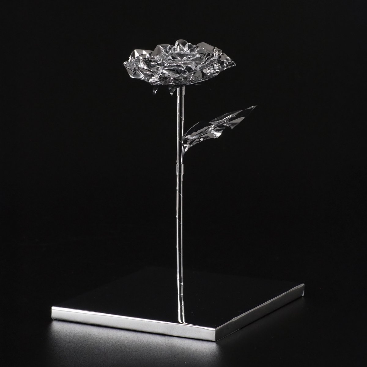 atsuki_design's tweet photo. 「端材に命を吹き込む2024」アップサイクル・コンペティション

「Reflower」
人工物であるリフェクスミラーを加熱することで生まれる動きに、植物のような動きの自然性を見出し、リフェクスミラーに花という輪郭を与える。

本作品はリフェクスミラーの製作過程で生まれた端材を用いて制作しました。 https://t.co/hiLZY0HNDA