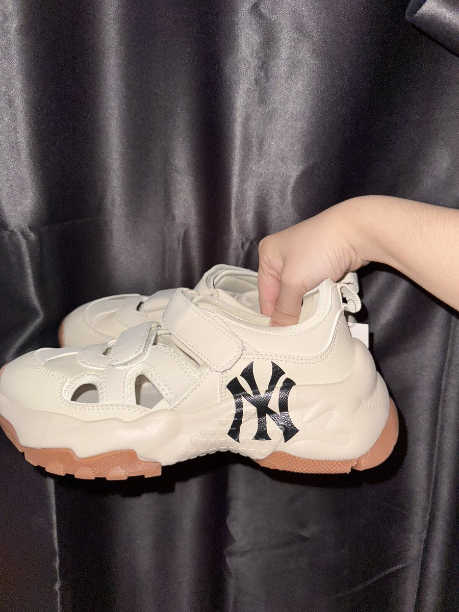FFaiya's tweet photo. ส่งต่อ รองเท้ารัดส้น MLB Unisex Bigball Chunky Mask มือสองแต่สภาพใหม่ ซื้อมาผิดไซส์ 😢
Size : 39 (25cm)
ราคา 1590฿ 

สนใจDM/mentionได้เลยค่ะ 🤍✨
#ส่งต่อ #รองเท้ามือสอง #รองเท้ามือสองของแท้ #MLB #ส่งต่อเสื้อผ้ามือสอง #รองเท้าผ้าใบมือสอง #ส่งต่อMLB https://t.co/IBm41Lc3tg