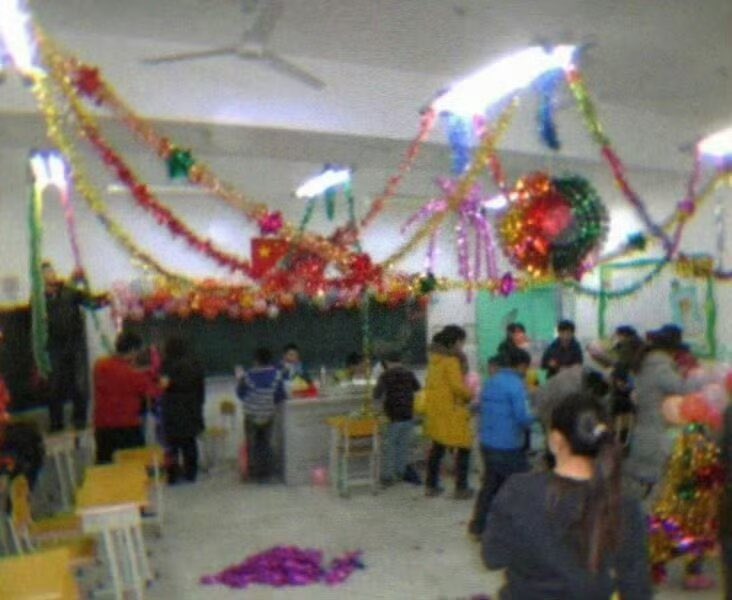 hgds0's tweet image. “把桌子拉到两边，我们来开元旦晚会。”