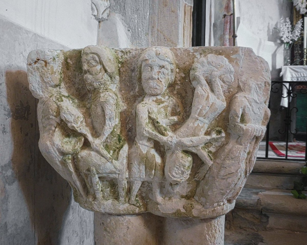 La Matanza de los Inocentes en este capitel procedente quizás de algún claustro románico desaparecido y que ha sido retallado y reaprovechado como pila aguabenditera en la iglesia de Colina de Losa (Burgos)
#DiaDeLosInocentes