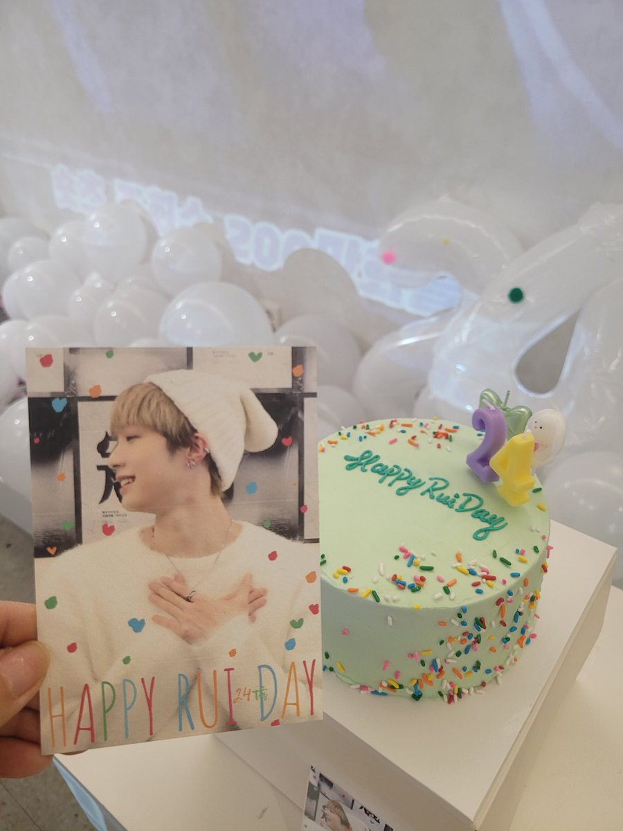 rrrui1228's tweet photo. 데뷔하는 루이 생일 정말 축하해! 

🎂케이크는 6시에 잘라요 😆
#HAPPY_BALLERUINA_DAY
#우리_나비_루이 
#xlov #陳冠叡 #천관루이 #チェンクァンルイ https://t.co/A1rj5A10CT