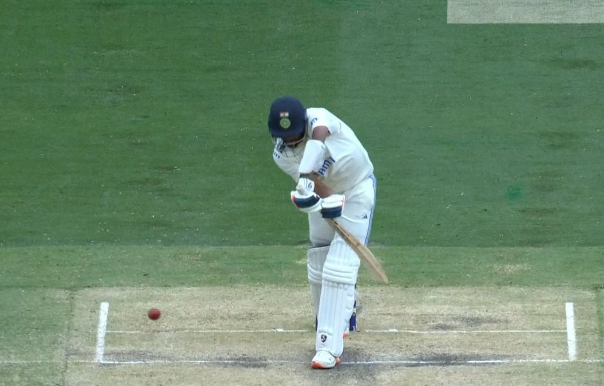 sagarcasm's tweet photo. Greatest defence in the history of test cricket https://t.co/3KqQ0aMPnt