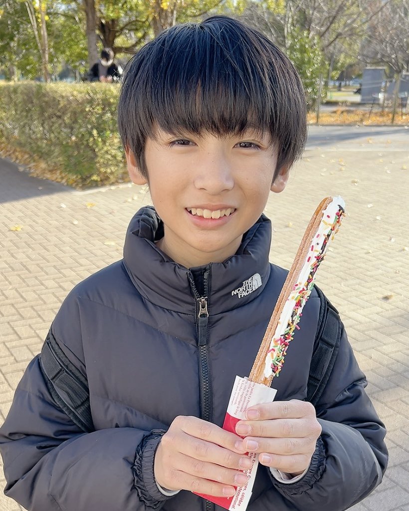 ayaki_hirano_'s tweet image. かわいい！おいしい！チュロスだよー！
インスタにはリールを投稿しました！
母との素のやりとりです！
#平野絢規　#子役　#小学5年生