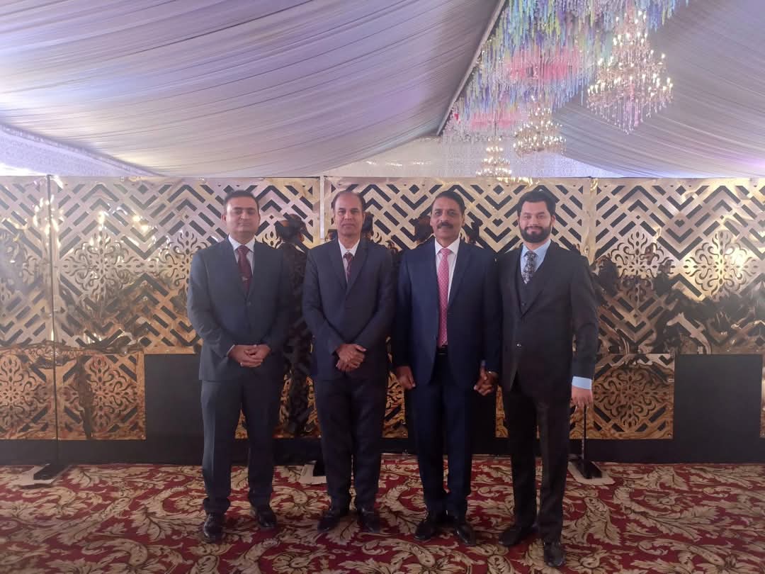 یہ یہ تصاویر ان لوگوں کے منہ پر زوردار تماچہ ہیں جو لوگ جھوٹا پروپگنڈا کر رہے تھے کہ جنرل آصف غفور (ر) ملک چھوڑ کر برطانیہ میں چلیں گے یا نیشنلٹی مل گئی۔۔

لیفٹیننٹ جنرل آصف غفور گزشتہ دن ایک شادی میں شرکت