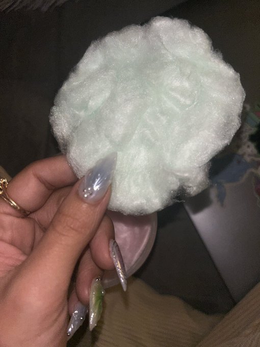 1 pic. found edible cotton candy ? https://t.co/mrG7M4LxuF