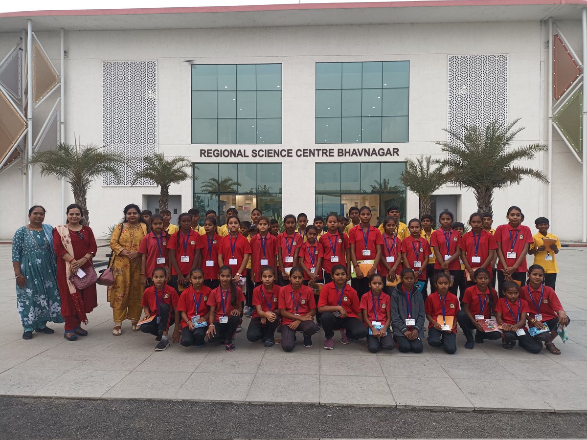 drkalamcsckheda's tweet image. ખેડા જિલ્લાની નડિયાદ તાલુકાની હાથનોલી પ્રાથમિક શાળાના શિક્ષકશ્રીઓ તથા વિદ્યાર્થીઓએ @RSCBhavnagar ni મુલાકાત લીધી  જે અદભૂત અનુભવ છે! પ્રદર્શન ગેલેરીઓ, 3D થિયેટર અને ઇન્ટરેક્ટિવ એક્ટિવિટીઓથી વિજ્ઞાનના ચમત્કારને નજીકથી અનુભવ્યો . #RegionalScienceCenter #Bhavnagar #ExploreScience