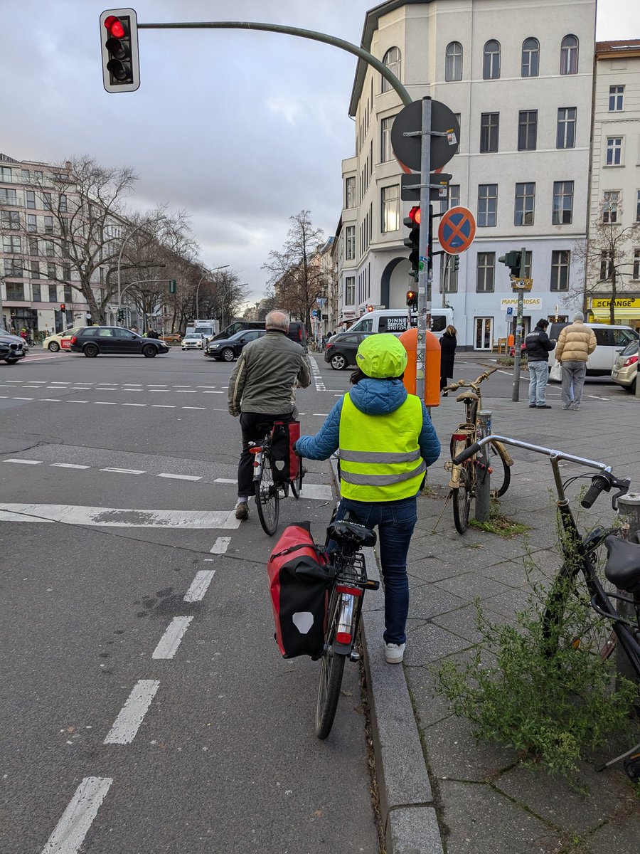 #berlin #CyclistsWaiting for green #citycycling #fahrradalltag #traffic #photoseries