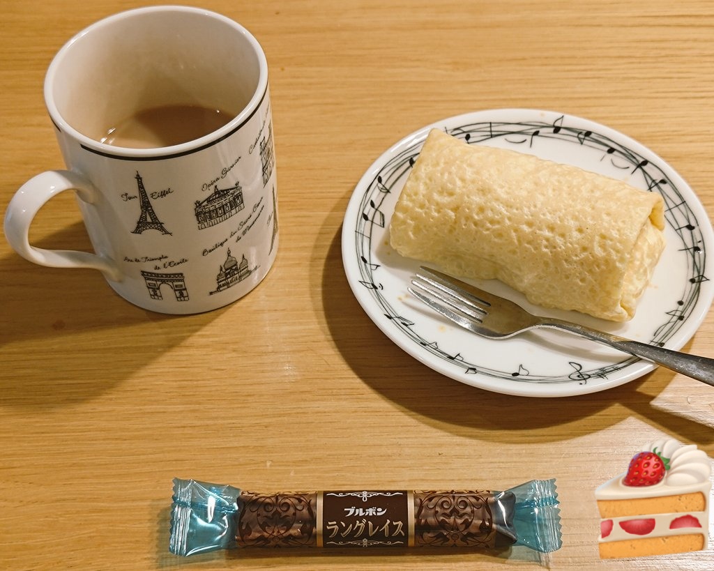 twt_787b's tweet photo. ようやく年末の静かな時間になったぁ✨　バナナクレープと、ルマンドの親戚みたいなのでゆったり☕　コーヒーはお湯の量間違えただけなので飲みかけじゃないよっ！ https://t.co/72ki9kx1vZ