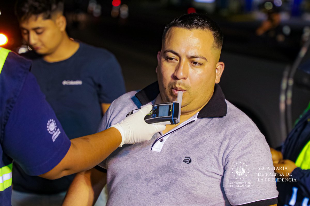 SecPrensaSV's tweet photo. #PlanFinDeAño | Las nuevas disposiciones de la ley de tránsito establecen una prohibición total al consumo de bebidas embriagantes para las personas que conducen un vehículo automotor. Estas personas son detenidas, sin importar la concentración de alcohol registrado que registren en una prueba de alcoholemia. #SecretaríaDePrensa