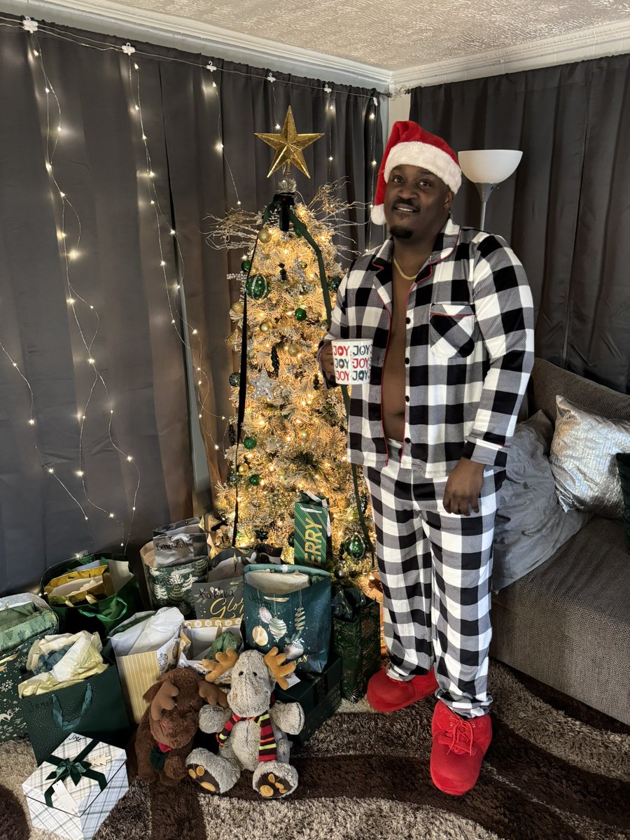 Jrthetrophy's tweet photo. Happy Holidays 🎄 https://t.co/TyjPZga2bI