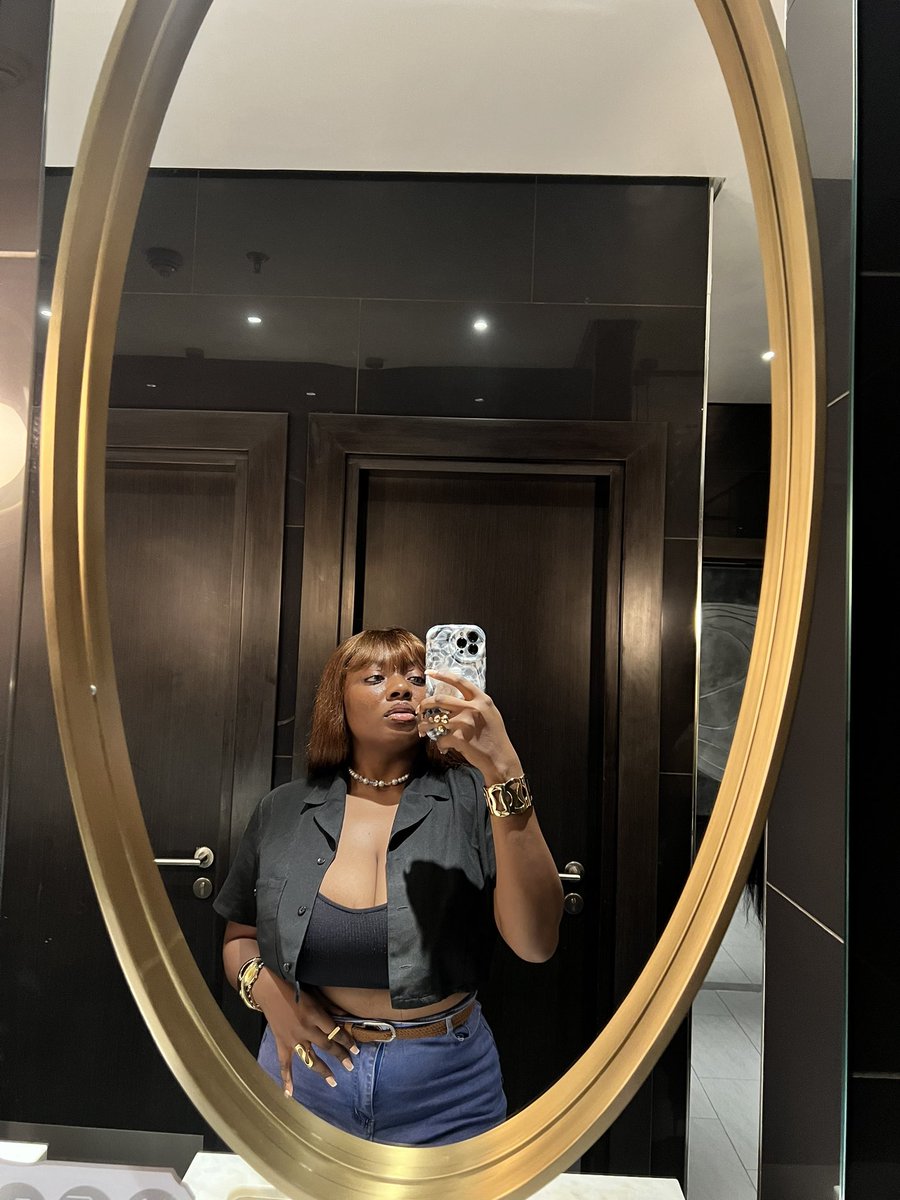 euphemya_'s tweet photo. Slipped and fell on X, I hope I don’t leave too soon like I left my ex. 🙈🤭

#tundeednut #MerryChristmas https://t.co/4ZJpoXnwuK
