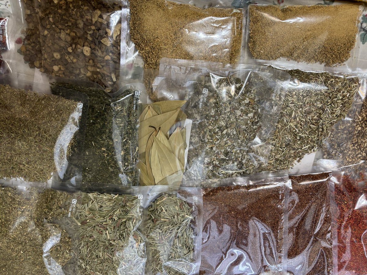 tea_drop123's tweet photo. ブレンドするためにたくさんのハーブを仕入れてきました
#teablender
#DROP https://t.co/APvhhQKdcR