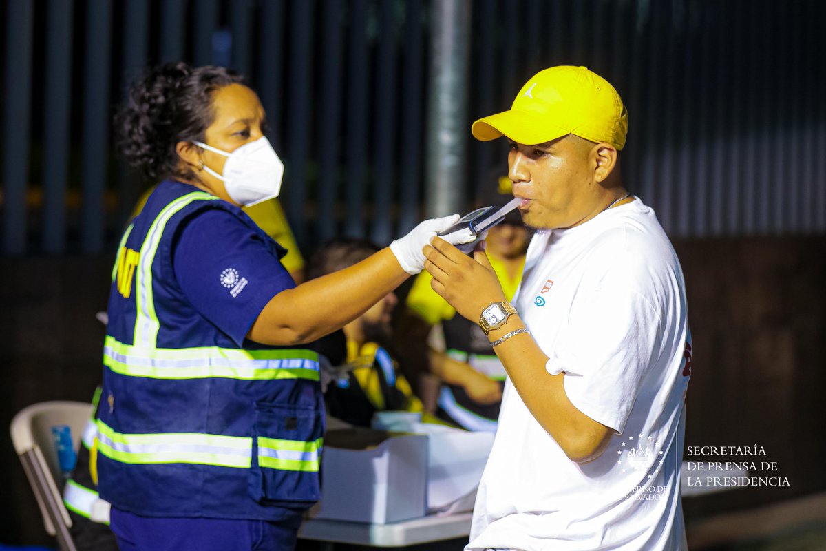 SecPrensaSV's tweet photo. @PNCSV @VMTElSalvador @IsmaelFlores_SV #PlanFinDeAño |  Las reformas a la ley de tránsito que han entrado en vigor también incluyen, dentro de la clasificación conductores peligrosos, a quienes hayan ingerido cualquier tipo de sustancia o medicamento que puedan afectar su capacidad de conducir. #SecretaríaDePrensa https://t.co/8DFWk0YiQb