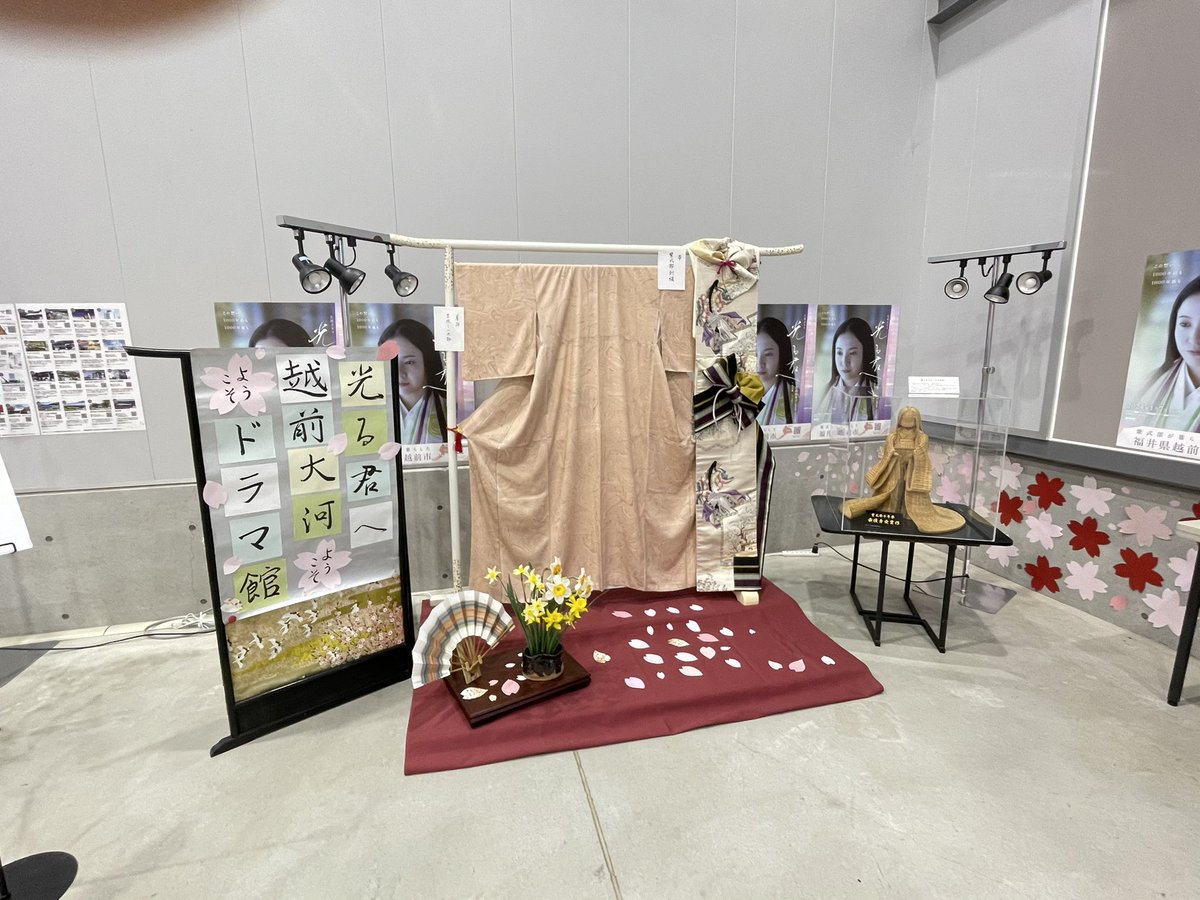 echizentaiga's tweet photo. 4月からエントランスを飾った季節の移ろい展示は、明日29日に撤収を致します💜お客様から、大変好評を頂き、展示を重ねるたび、スタッフの遊び心が増しました💜お楽しみくださり感謝申し上げます❄️💜❄️

卯月、皐月、水無月、文月
#光る君へ　#越前大河ドラマ館　#しきぶきぶんミュージアム https://t.co/f4Lx3ok9cR