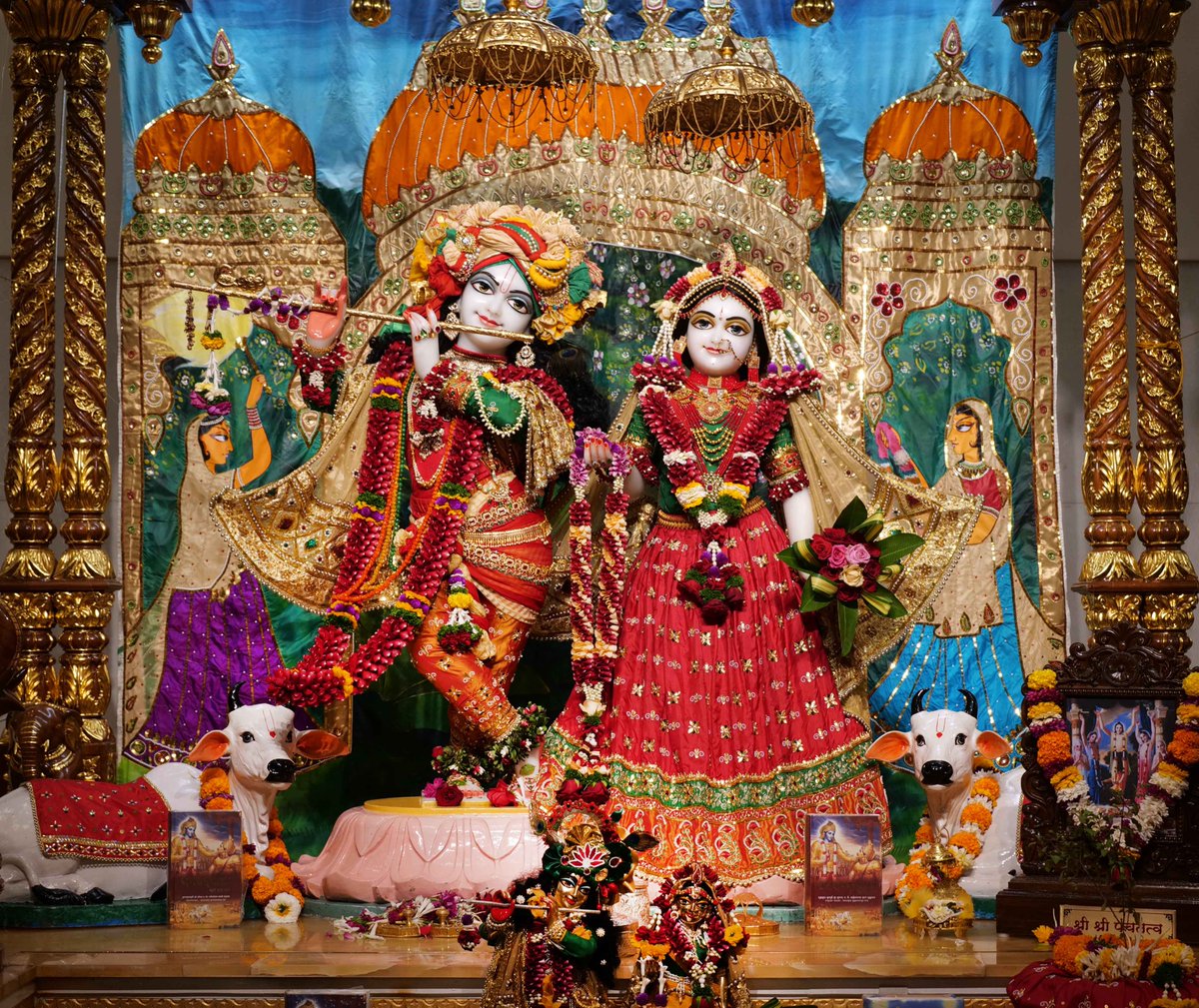 ISKCONPune's tweet photo. 🙏🏽Today's Darshan 📿 🗓28-12-2024🙏
🌷Sri Sri Radhavrindavanchandra🌷
🚩@ISKCONNVCCPune🚩
#ISKCONNVCC #ISKCONPune #ISKCONNVCCPune #ISKCON #28thdecember #28thdecember2024 #Saturday #Harinaamsankirtan #Radheshyamdas #Radheradhe #Sankirtan #Kirtan #Vrindavan #Mayapur #Prabhupada https://t.co/4loqHlfbGi