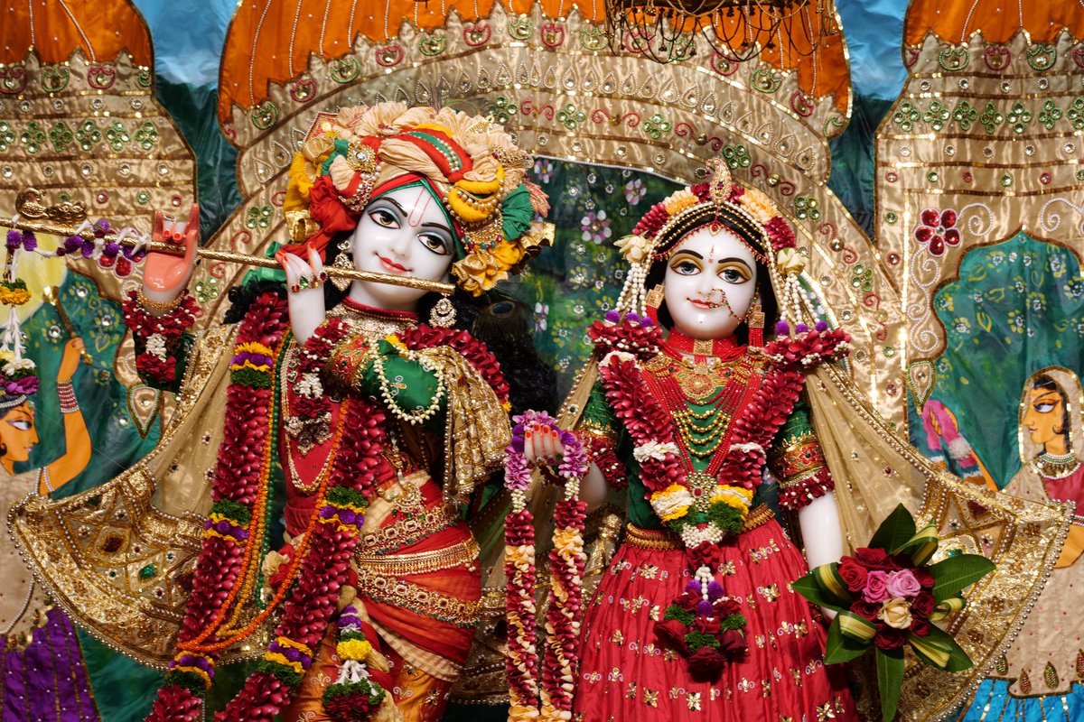 ISKCONPune's tweet photo. 🙏🏽Today's Darshan 📿 🗓28-12-2024🙏
🌷Sri Sri Radhavrindavanchandra🌷
🚩@ISKCONNVCCPune🚩
#ISKCONNVCC #ISKCONPune #ISKCONNVCCPune #ISKCON #28thdecember #28thdecember2024 #Saturday #Harinaamsankirtan #Radheshyamdas #Radheradhe #Sankirtan #Kirtan #Vrindavan #Mayapur #Prabhupada https://t.co/4loqHlfbGi