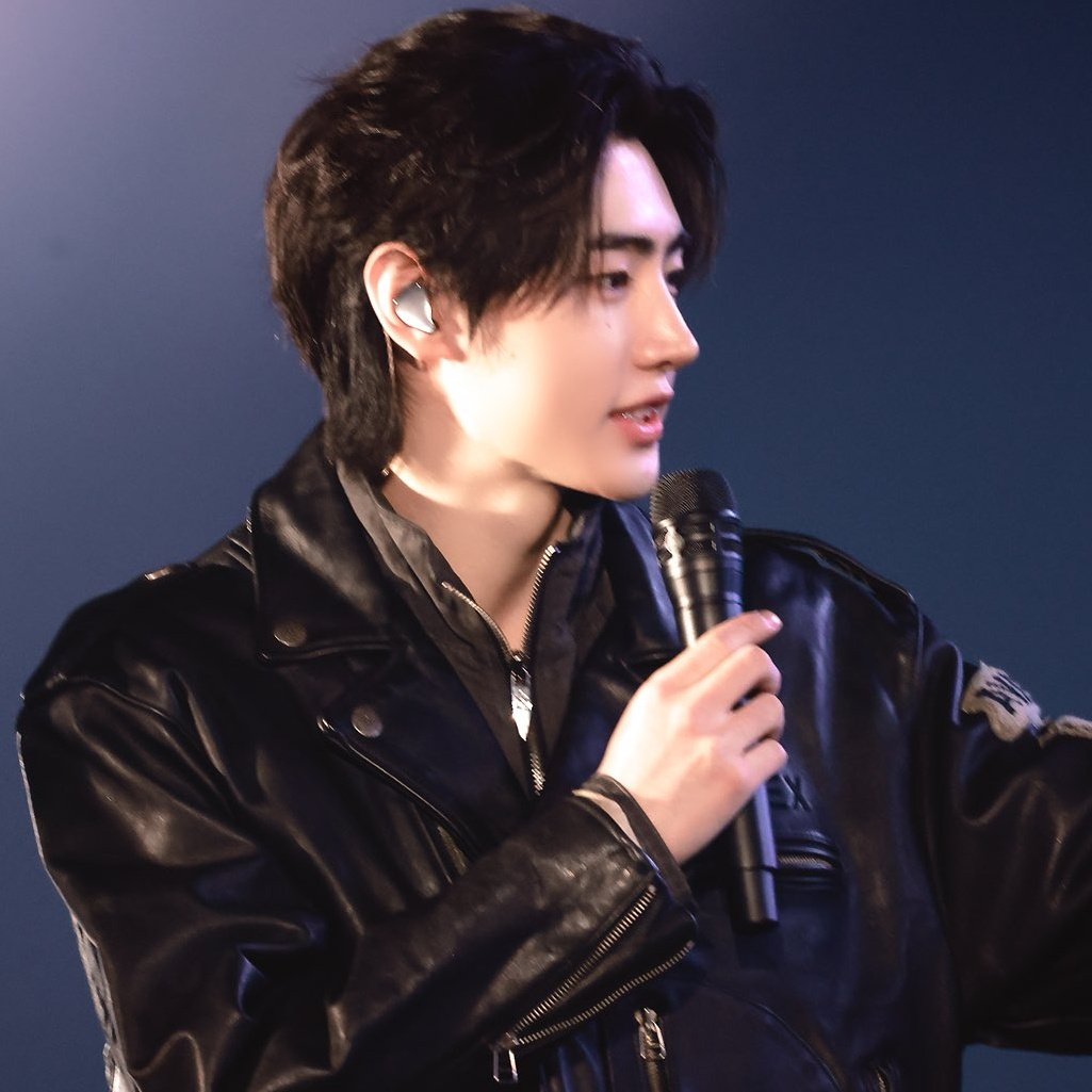 sunghoon side profile is just so perfectly beautiful