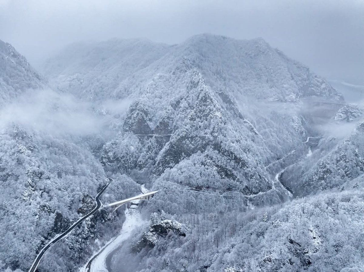 Travel_2Romania's tweet photo. Poenari Fortress&amp;the beginning of the Transfăgărășan Highway,in the Vidraru Dam area.
Poenari Fortress is a ruined castle in Romania which was the home of Vlad the Impaler.
The citadel is situated on top of a mountain and accessed by climbing 1,480 concrete stairs.
It is located https://t.co/Tcit8SlnId