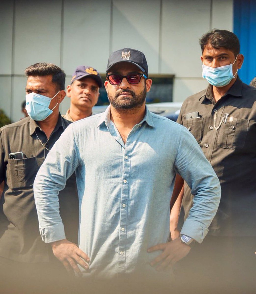 rocky_ntr9's tweet photo. Evariki ekkuva Fans Unnaru? 

Gelichi chudandra Fans 

🔁 #AlluArjun  
♥️ #NTR 
comment 4 #RamCharan https://t.co/27EDAIs3OH