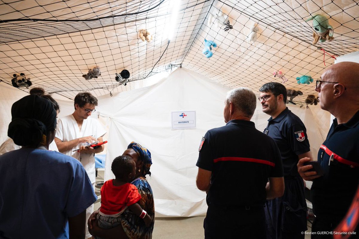 🏥 L'#ESCRIM, hôpital de campagne de la Sécurité civile, est opérationnel depuis le 24 décembre.
🩹 En 2 jours et demi, il a pris en charge plus de 500 personnes, pour de l'urgence, du soin courant ou encore une naissance. 

Cette structure mixte composée de sapeurs-pompiers et