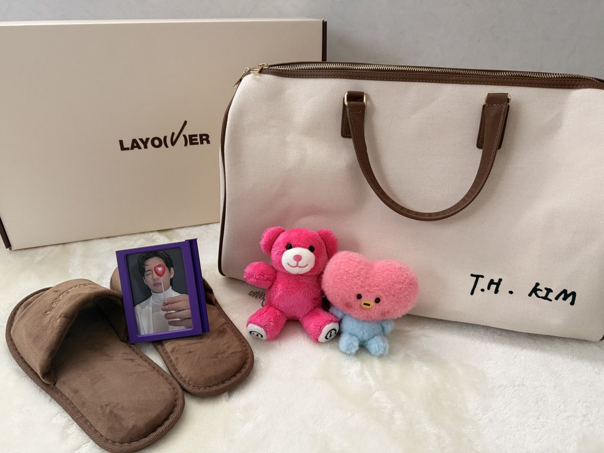 Taetaejin_cathy's tweet photo. テテちゃんののボストン
届きました♬
チングが言ってた通り
大きい❗️
生成りとブラウンの配色がいい感じ🩷
スリッパ、足を合わせてみたけど
これまた大きい笑
テテちゃんの足のサイズなのかな?
私のmerch会員はこれで最後。
素敵な🎁ありがとう
#MerchBox17
#V #BTSV
#WeLoveYouTaehyung https://t.co/45ZwKZj1ul