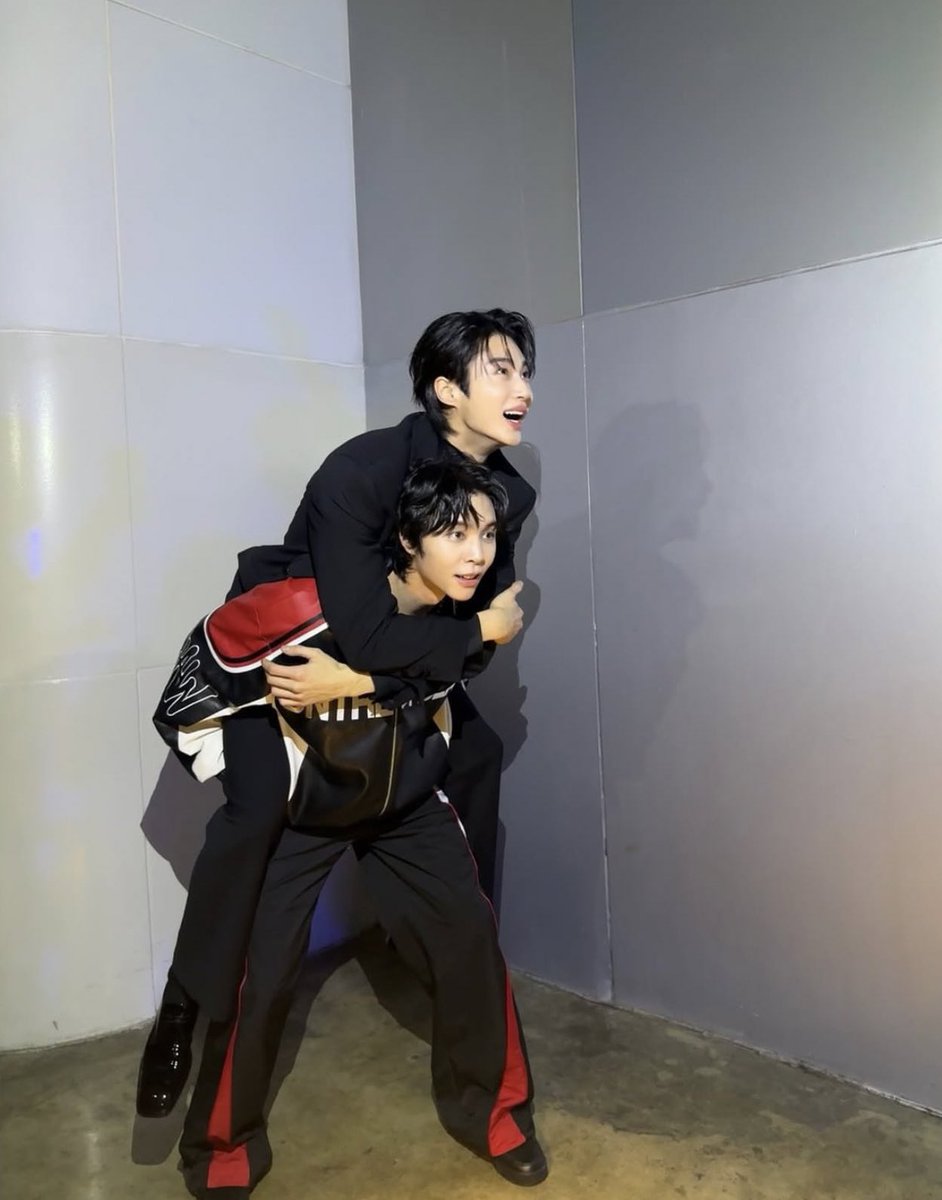 suhpremacistJ's tweet photo. Johnnyjsuh update with byeon wooseok OH GOD They’re BESTIEEEEE 😭😭😭 https://t.co/kzcmY9RM6I