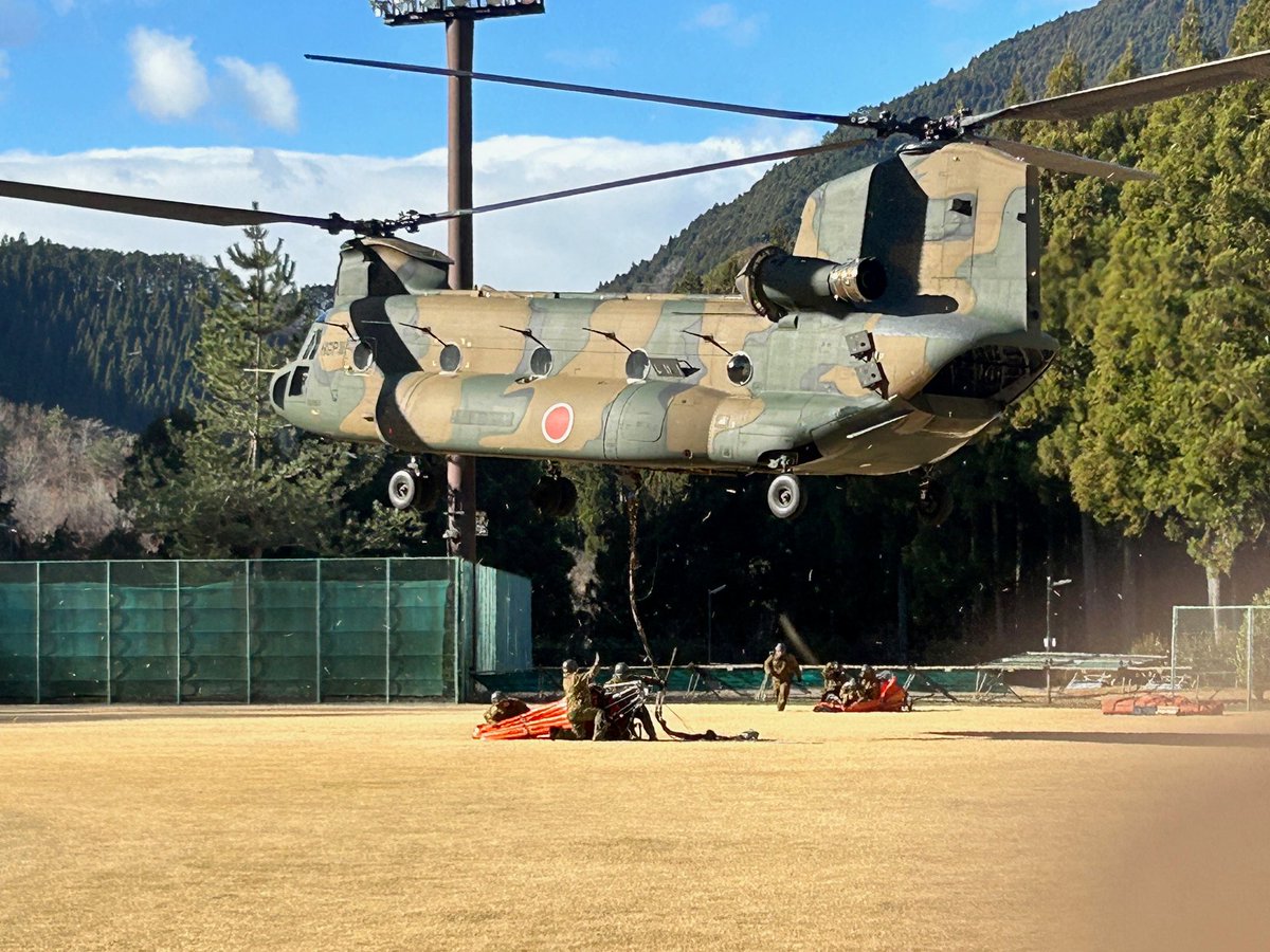 【＃災害派遣】

＃東部方面特科連隊は、上野原市西原地区で発生した山林火災における災害派遣要請に伴い、消火活動に係る地上部隊を派遣し、関係機関と連携した消火活動を実施中です。＃自衛隊　＃北富士　＃山林火災