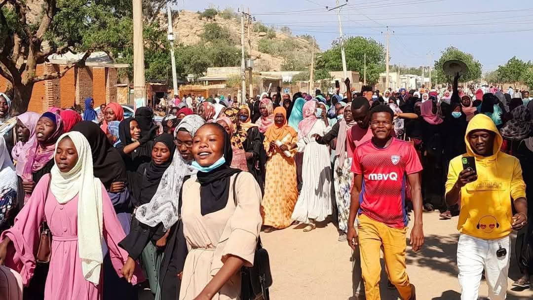 SudaneseYN's tweet photo. طلاب وطالبات الشهادة السودانية بالدلنج يخرجون في مسيرة احتجاجية تعبيرًا عن خيبة أملهم في عدم وصول أرقام الجلوس وأوراق الامتحانات.
#خلوهم_يمتحنوا
#letthemtaketheirexam
#safepathforstudents https://t.co/7EMaxEBS7I