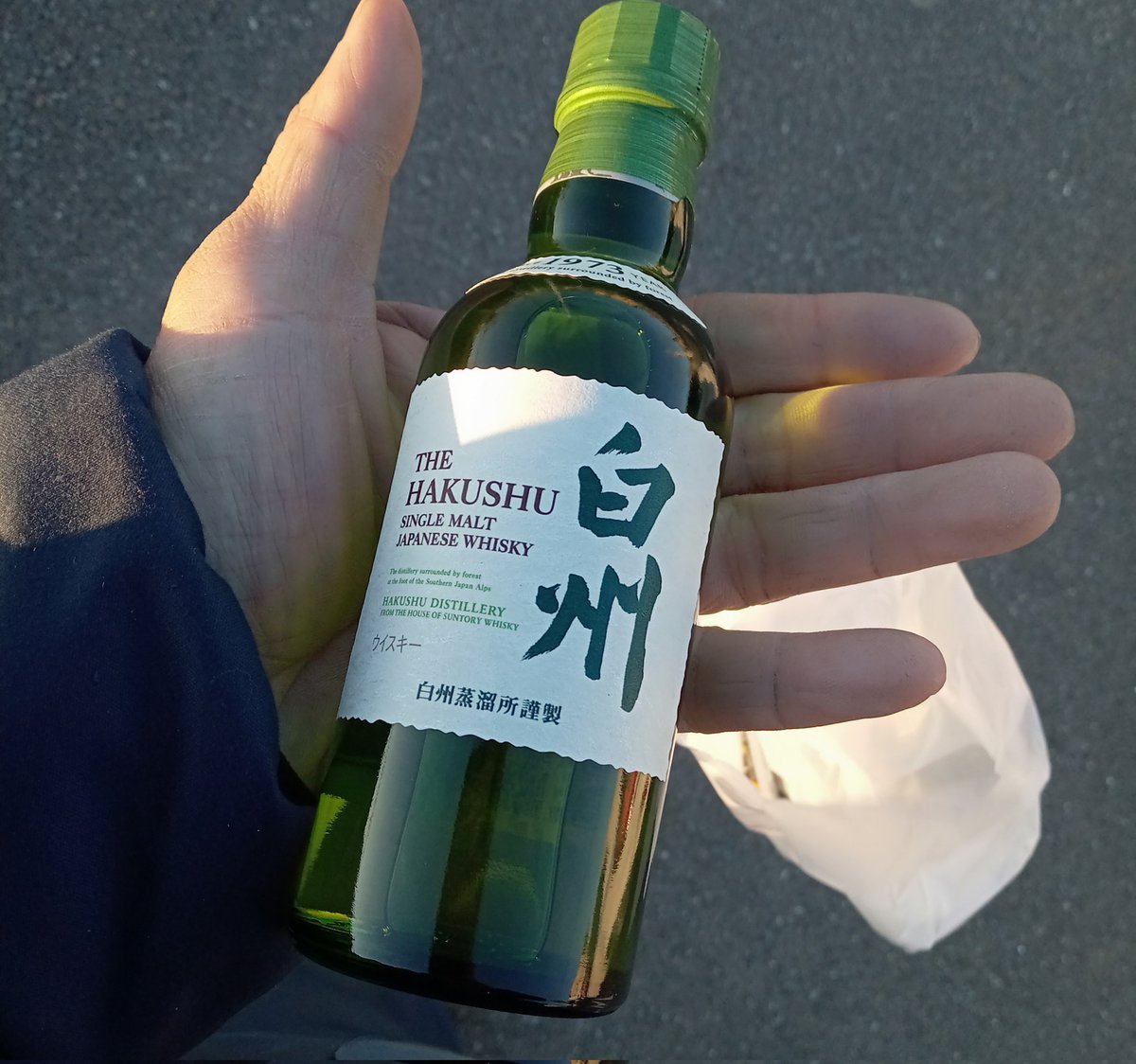 katu_can's tweet photo. コンビニで白州を見つけて買っちった

年越しキャンプで飲も🍶 https://t.co/N4W5JnEUI3