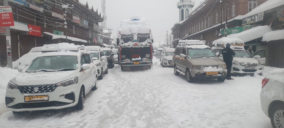 digsnrnorth's tweet photo. 118 Bn CRPF emerged as hope and brought relief and security to the stranded travellers, braving treacherous weather conditions and heavy snowfall on a remarkable rescue mission in Gund. @crpfindia @crpf_srinagar @PIB_India @118bncrpf https://t.co/R0b06YM16R