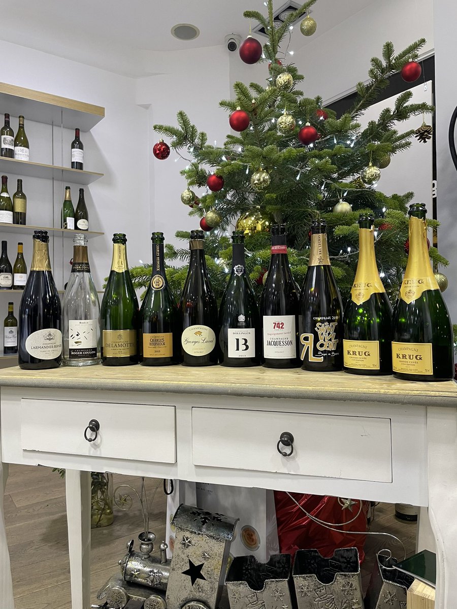 Castellywine's tweet photo. “Lo bebo cuando estoy feliz y cuando estoy triste. A veces, lo bebo cuando estoy sola. Cuando estoy acompañada, lo considero obligatorio. En cualquier otro caso jamás lo toco… a menos que tenga sed.” Lily Bollinger  1899 - 1977 ✊🏻 
.
Gracias @gardenia_nala @roc_sumiller 🌈 https://t.co/BXybVU1VfU