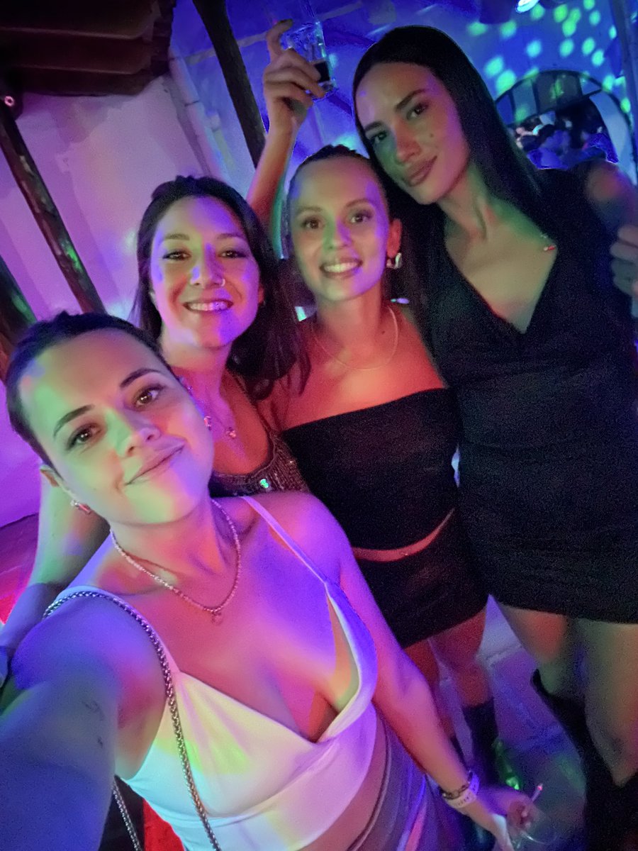 AgusOrioni's tweet photo. Todos los años deseo lo mismo: tener este verano para siempre 🌈 https://t.co/uW43CtRD7T
