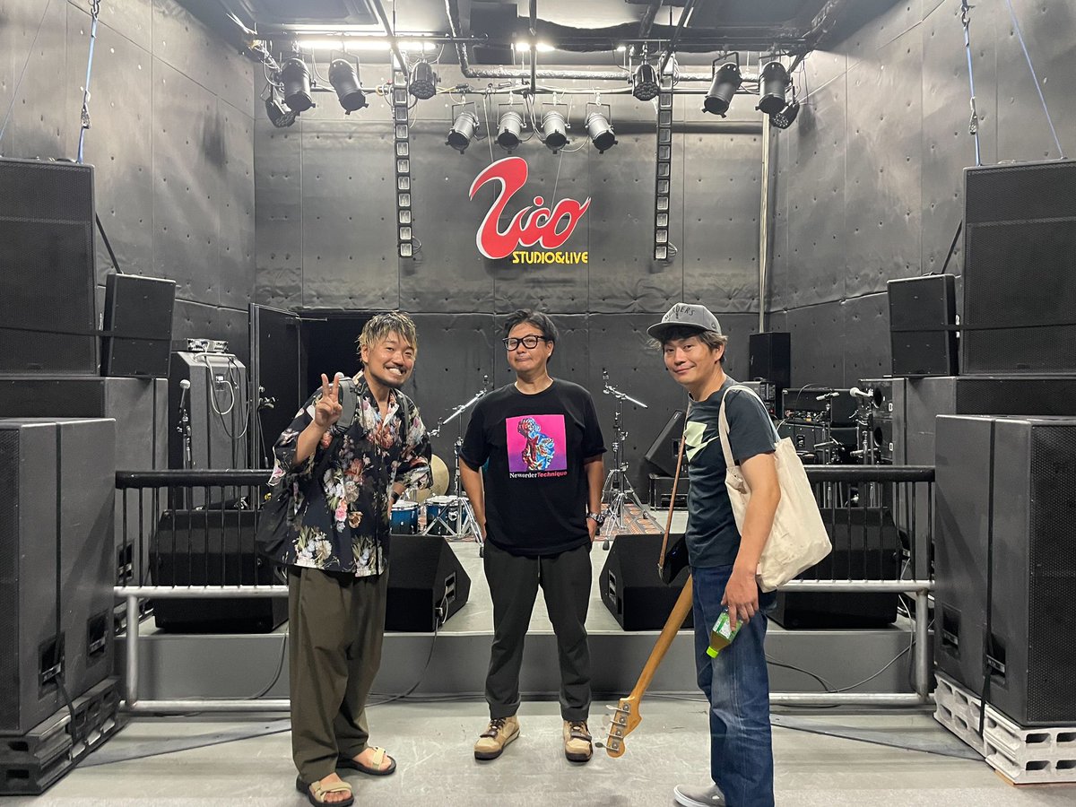 TAKACHING05's tweet photo. ライブ告知　2025年1月12日（日）10年ぶりにシリアルナンバーの3人でライブします。16歳からの長い付き合いですが気づけば全員40代最後の曲までへばらないように頑張ります！東生駒ZICOSTUDIOでお待ちしています！#シリアルナンバー　#10年ぶりの再結成　#ライブ　#zicostudio https://t.co/LCqOAzJpXV