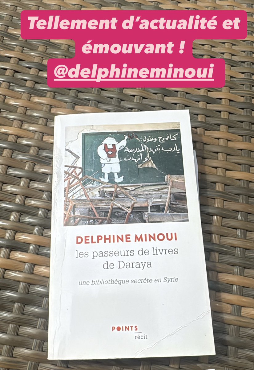 « Les passeurs de livres de Daraya », de Delphine Minoui, un livre tellement d’actualité sur ceux qui rêvaient d’une Syrie démocratique. Un vrai bijou littéraire…
La journaliste Delphine Minoui nous offre avec « Les passeurs de livres de Daraya, une bibliothèque secrète en Syrie