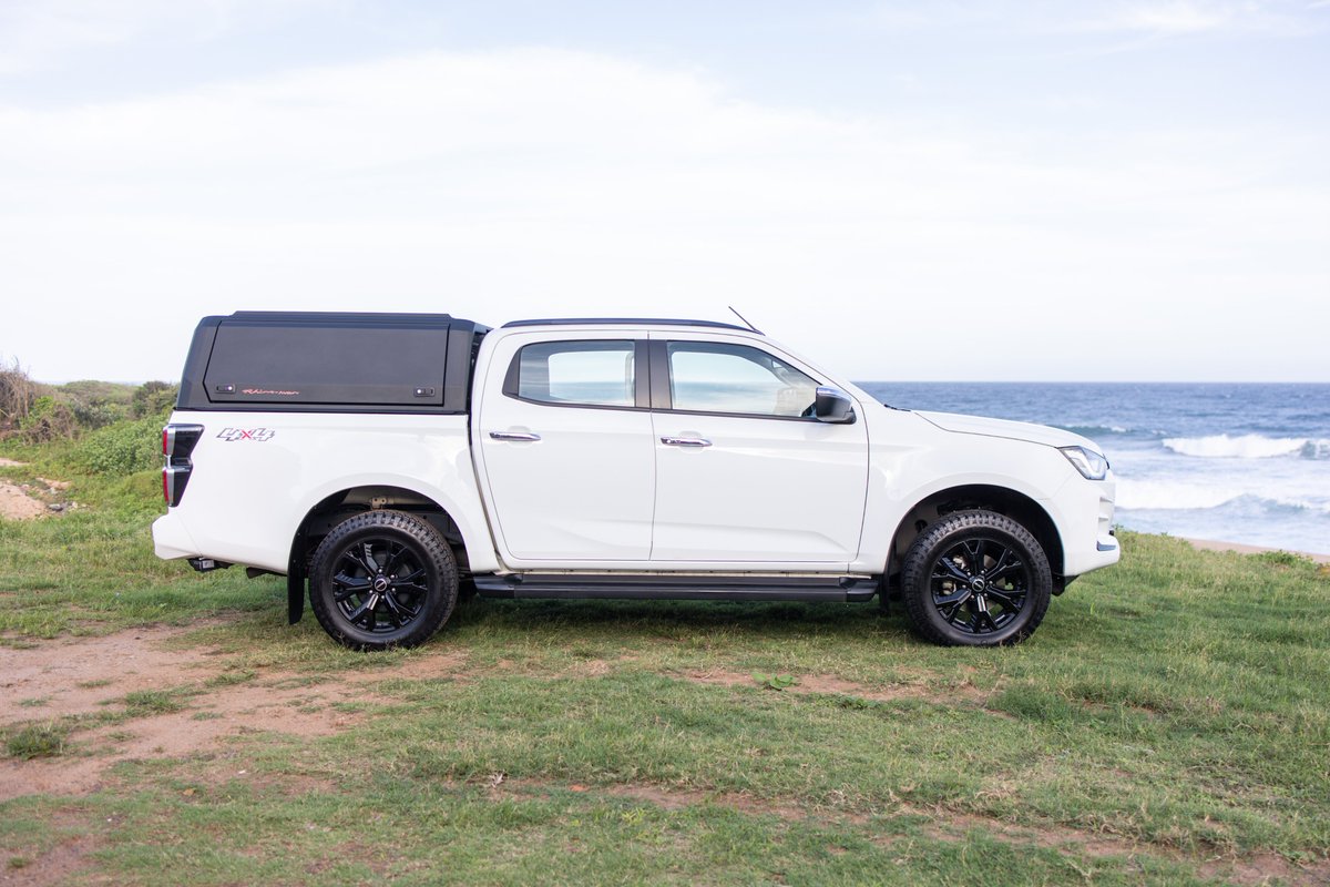 khuleonwheels's tweet photo. The tried and tested 3.0-litre turbodiesel engine in the Isuzu D-Max 45 has made the attractive bakkie an impressive companion on the road so far. It delivers solid power, whether you're overtaking on the highway or tackling tougher…
#IsuzuDMAX45 #IsuzuSA #45YearsStrong https://t.co/L7EMDdjP9p