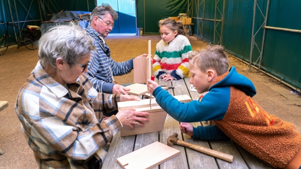 Nestkastjes timmeren bij De Schaapskooi in Schoonrewoerd -  hetkontakt.nl/vijfheerenland…