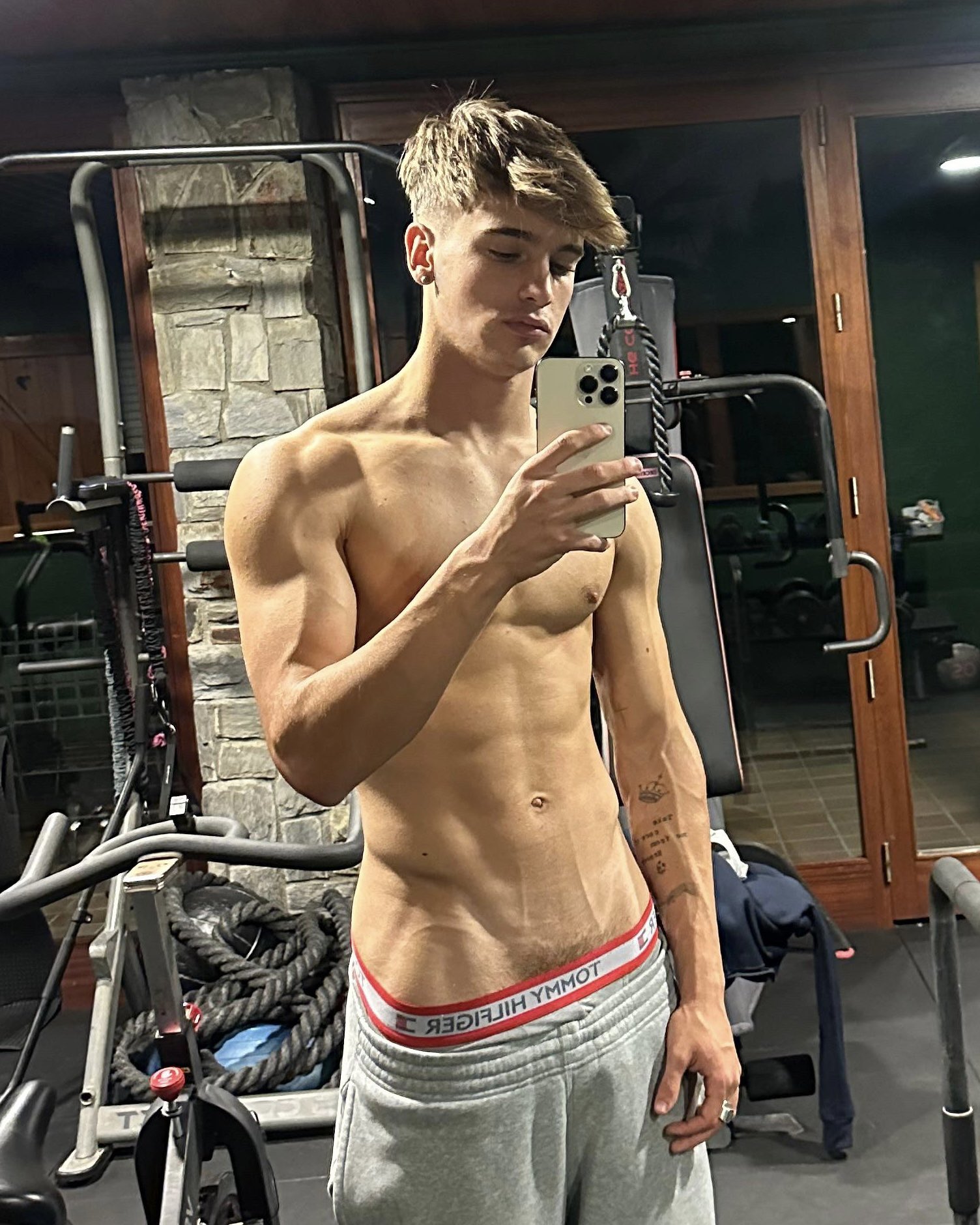 hmm (@F00tb41110v3)  X