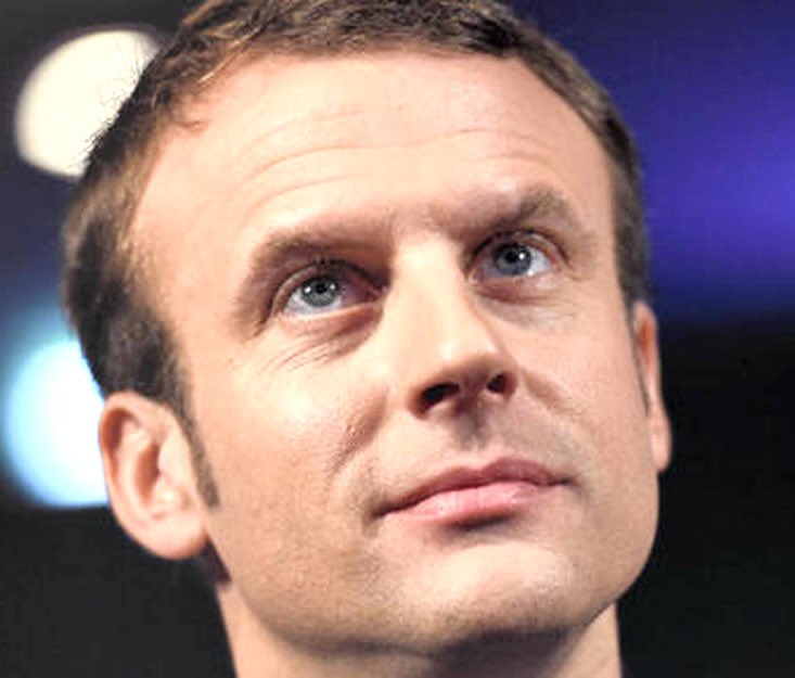 f_philippot's tweet photo. Incroyable !

La presse révèle ce matin que #Macron prépare ses vœux du 31/12 « avec l’espoir que les Français sont capables de lui pardonner » !…
(cf : https://t.co/BMFXfLefQ1)

Quel immense culot ! Quelle provocation !
Lui pardonner d’avoir éborgné les gilets jaunes ?
D’avoir « emmerdé » les non-vaccinés ?
D’avoir mis à la rue des milliers de soignants, médecins, pompiers suspendus ?
D’avoir créé l’apartheid vaccinal ?
D’avoir ruiné la France ?
D’avoir fait exploser le prix de l’énergie ?
D’avoir tué nos paysans ?
D’avoir entraîné la France vers la guerre ?
D’avoir enchaîné la France à l’UE et l’OTAN ?
D’avoir bradé nos fleurons nationaux ?
D’avoir fait exploser la dette ?
Etc.

➡️ Non à cette nouvelle provocation macroniste !
#MacronDémission vite !
