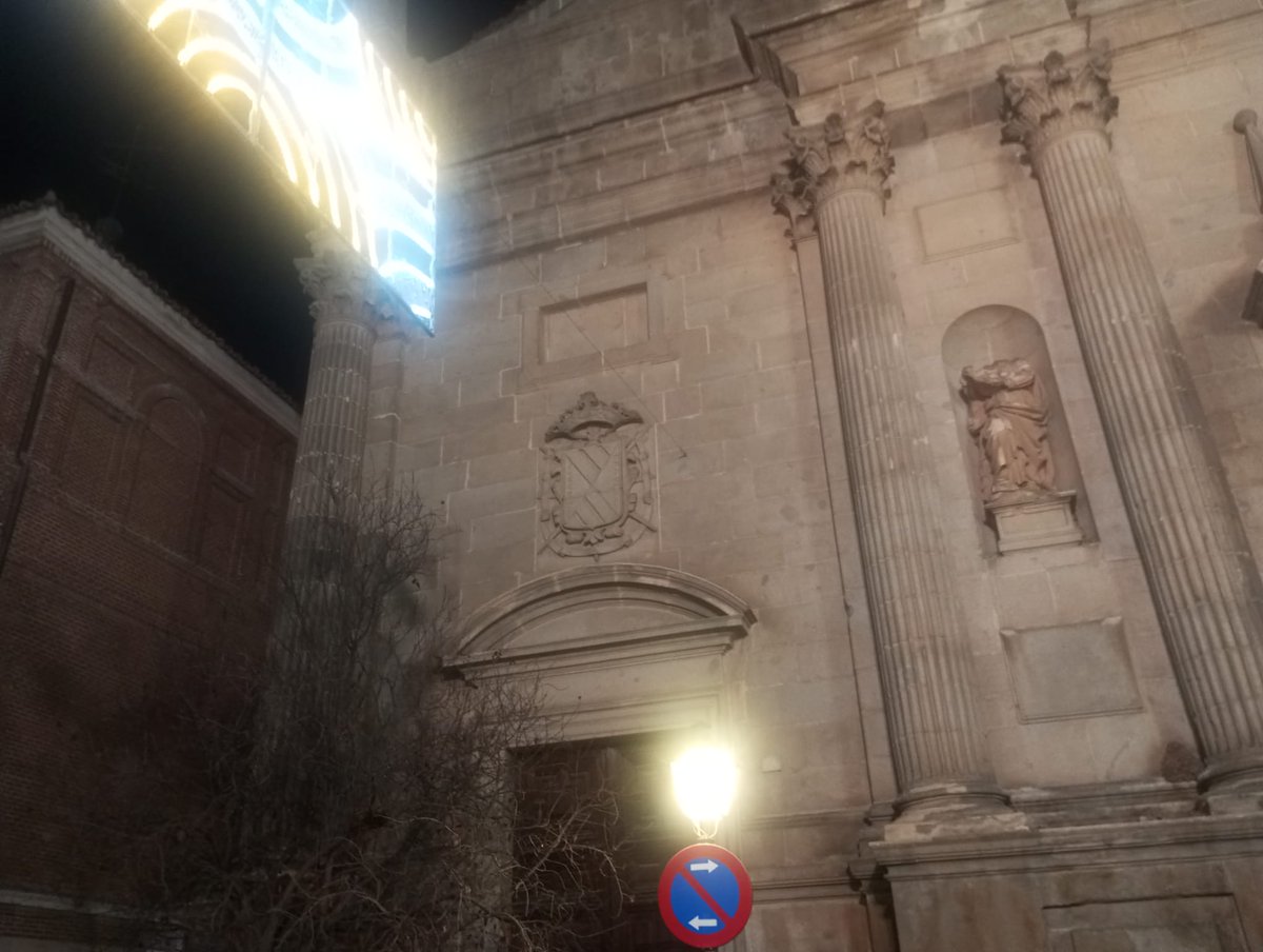 Por motivos de técnicos hemos tenido que estar ausentes de las redes.

Nos iremos poniendo al día.

De momento, y no es inocentada, nos hacemos eco de esta situación incomprensible en la fachada de la parroquia de Santa María la Mayor.