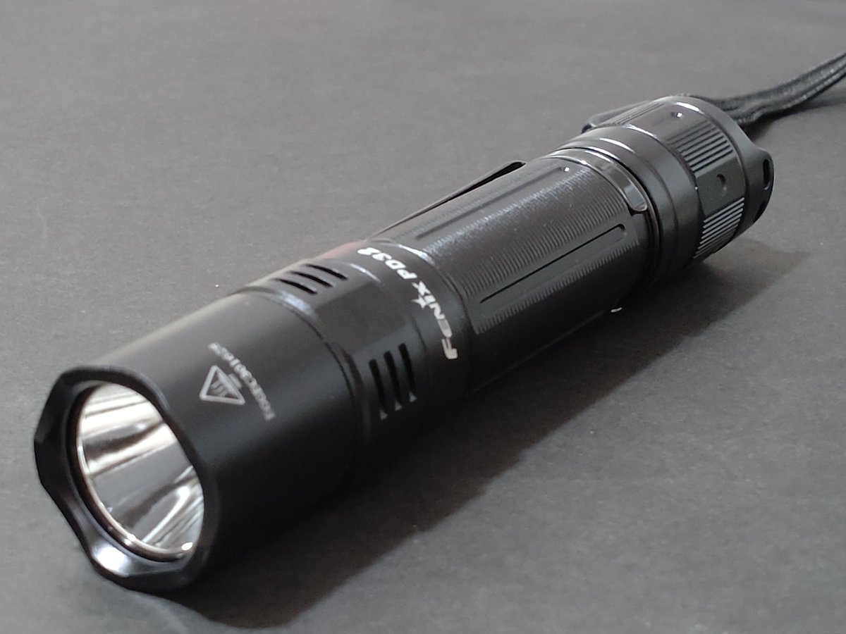 QTjFdszHrev6h3J's tweet photo. #フラッシュライト今年の一本2024
#フラッシュライト今年の一本
【 FENIX PD32 V2.0 】
廃盤間近ですが高い質感、FクリッキーとRクリッキーの長所を併せたUI、バランスの良い光束割、光色、個人的に不要なボディのUSB充電が無い点などとても良かったです(*´ω`*)
#FENIX
#PD32V2
#PD32 https://t.co/QnnbedNoh5