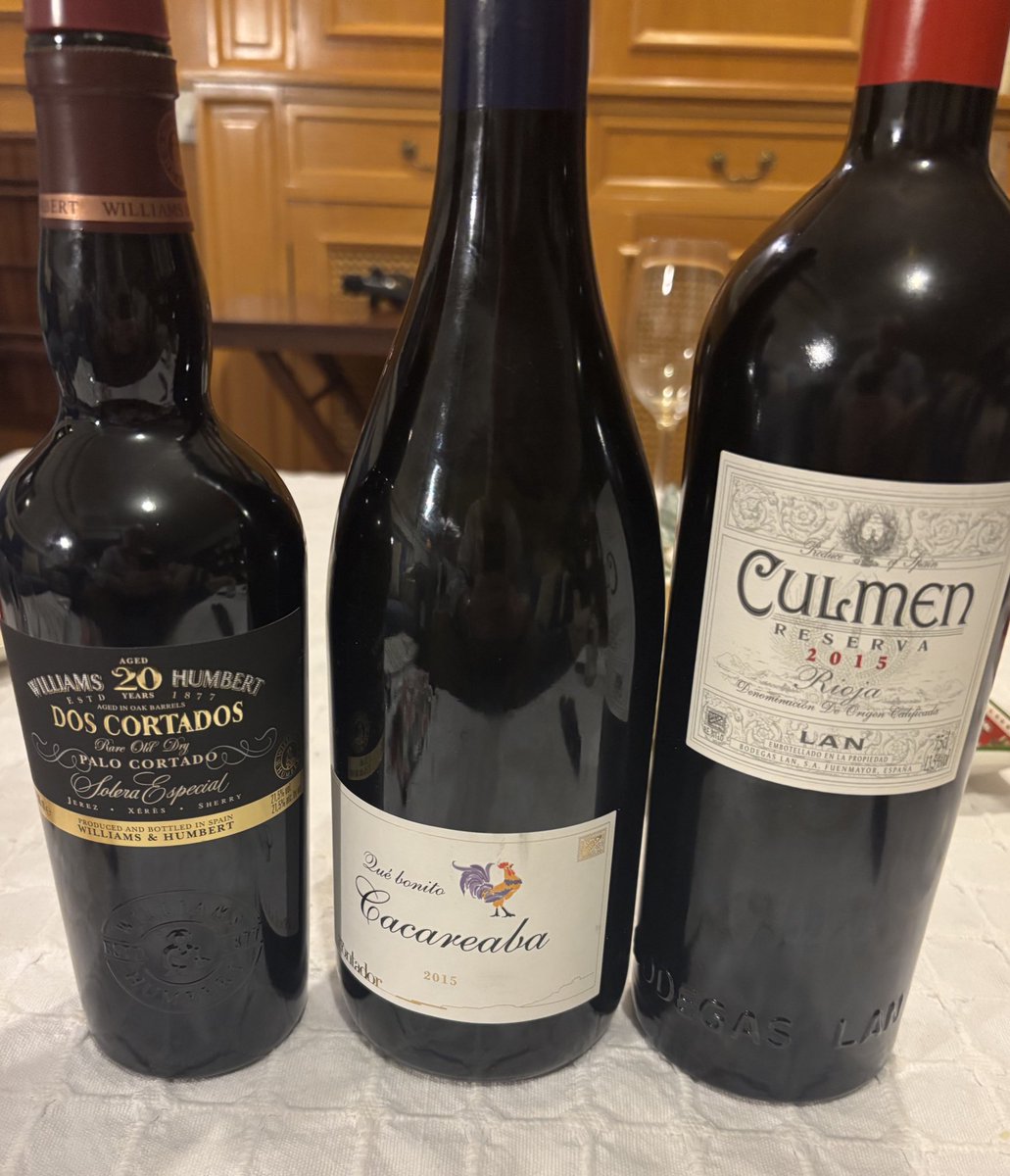 Carlos Maribona (@salsadechiles) on Twitter photo Tampoco bebimos mal anoche. Dos riojas de 2015, blanco y tinto. En su plenitud el Culmen de <a href="/BodegasLan/">LAN</a> y perfectamente vivo aún (con su punto de oxidación) el Qué bonito Cacareaba de Benjamín Romeo <a href="/Bodega_Contador/">Bodega Contador</a>. Y a la altura ese Dos Cortados de <a href="/bodegaswilliams/">Williams&Humbert</a>. Tampoco bebimos mal anoche. Dos riojas de 2015, blanco y tinto. En su plenitud el Culmen de <a href="/BodegasLan/">LAN</a> y perfectamente vivo aún (con su punto de oxidación) el Qué bonito Cacareaba de Benjamín Romeo <a href="/Bodega_Contador/">Bodega Contador</a>. Y a la altura ese Dos Cortados de <a href="/bodegaswilliams/">Williams&Humbert</a>.