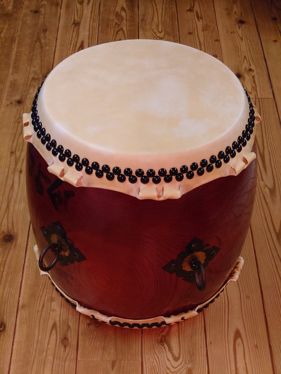 夏の盆踊りで、破れた革を張り替えました！
弾けるような音色になりました🎵
夏祭りが楽しみです😀