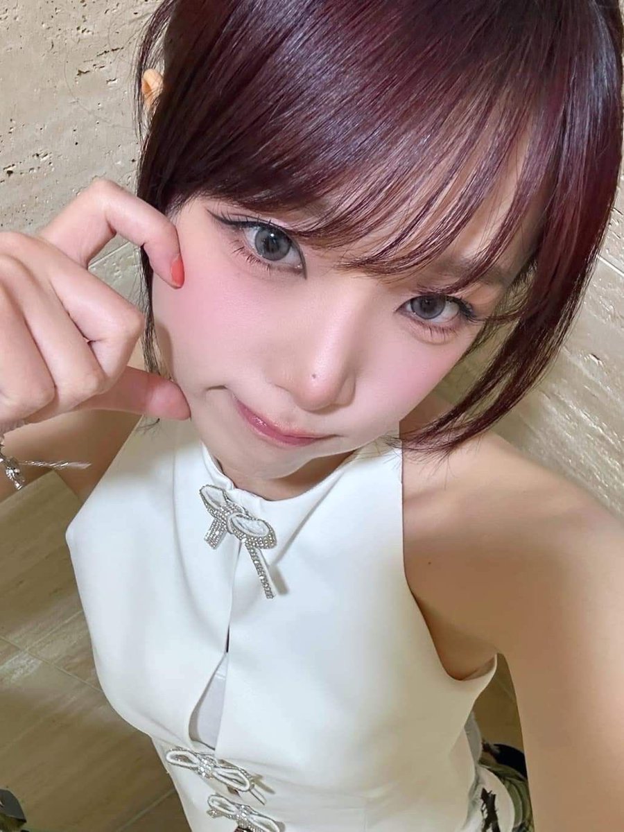 operationemi's tweet photo. ok hiii friends im back :P like for a dm!!! https://t.co/VU03CoGnGa