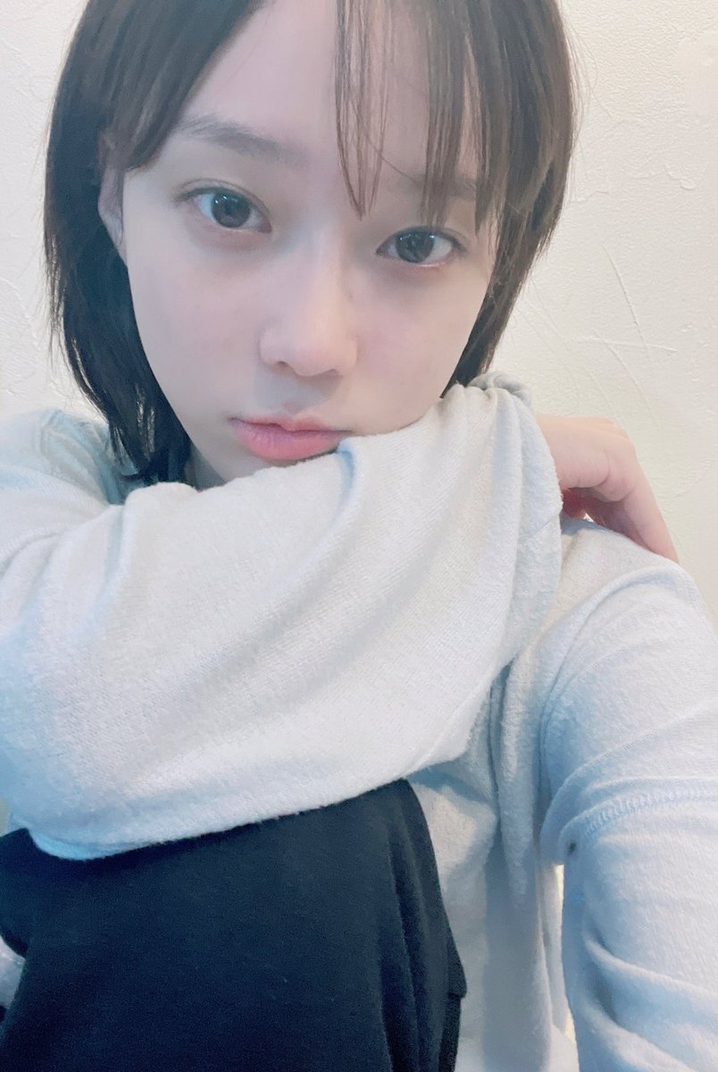 어젯밤까진 천만배우였던 김믽정과 나
다음날 자고 일어나니까 가난하고 평범한 대한민국의 신혼부부인 세계관에 떨어졌다