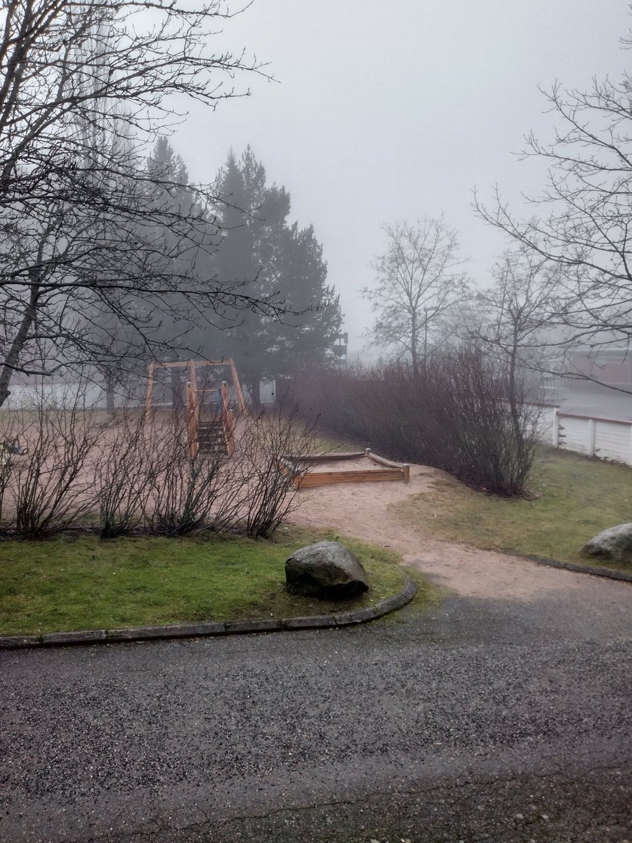 Huomenta ihmiset,sopiva sää sirotella tuhkaa niskaan,pukeutua mustaan ja lähteä maailmalle masentumaan.