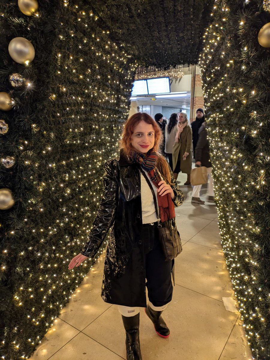 Merry Christmas to all my shiny lovers! Check my boots, hehe! ☺️✨🎄❤️

#christmas #lack #lak #redhead #rainwear #raingear #raincoat #regenjas #regenjacke #regenmantel #regntøy #regntøj #rubber #goma #gummi #gummistiefel #gummistøvler #rubberboots #rainboots #wellies #hunterboots