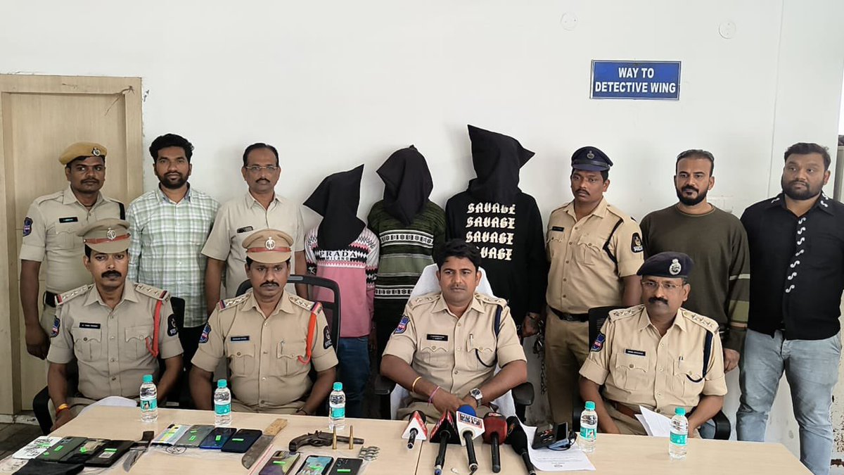 GCMohanTSPolice's tweet photo. @kulsumpura Police arrested notorious trio of robbery, snatching &amp; cracked 6 cases in Hyd &amp; Cyb Commissionerates and seiged Country made Pistol n 2 Live Rounds etc. The gang targeted pedestrians n motorists on secluded roads and robbed them by threatening with lethal weapons. https://t.co/hV5uZcaTAN