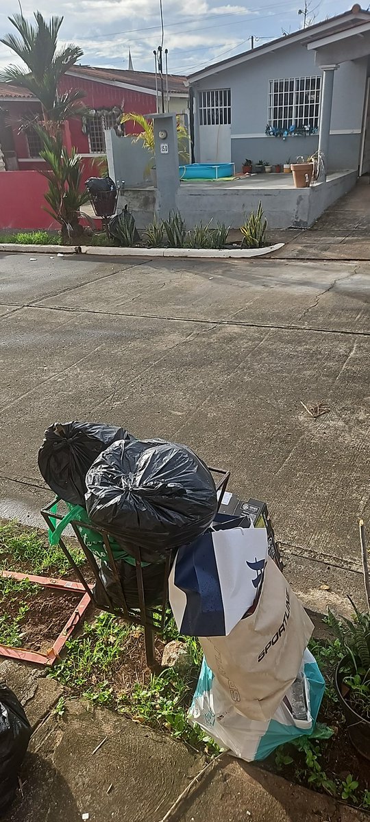 katherine2985's tweet photo. @aseocapitalpty Buen día, la basura no la recogen desde el lunes 23, que paso el camión de recolección en horas de la mañana. La Constancia, Vacamonte. @AsepPanama https://t.co/1kAGS74Ofn