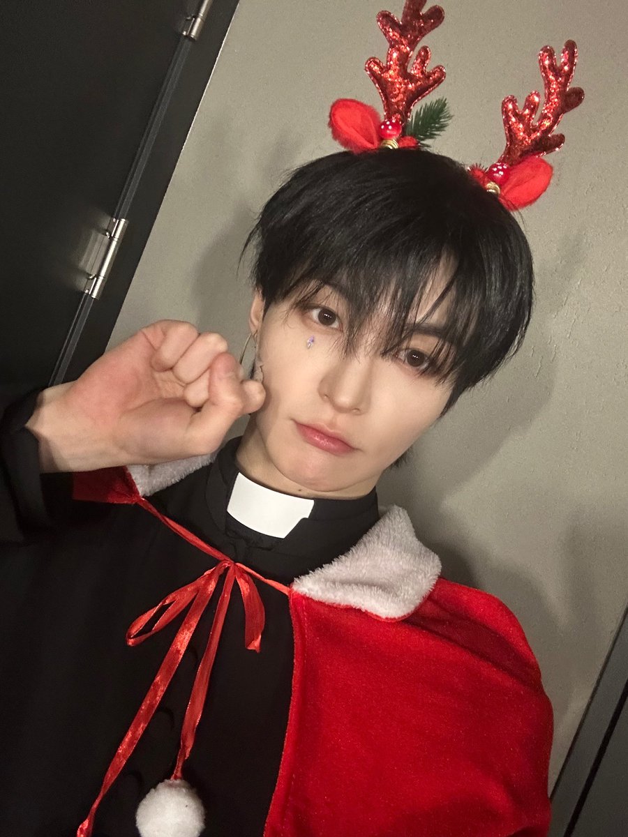 ELASTofficial's tweet photo. 크리스마스 커튼콜 재밌었다ㅎㅎ🎄

#ELAST #엘라스트 #エラスト
#ROMIN #로민 #ロミン https://t.co/F5RbdNxREn